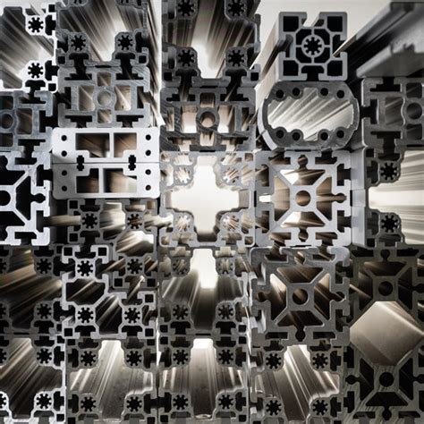 Rôzne tvary a veľkosti hliníkových profilov