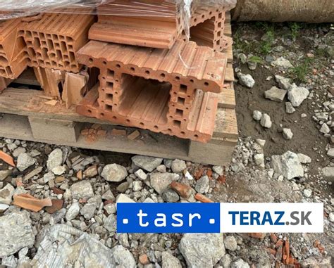 Fotografia typickej tehlovej bytovky v Šamoríne