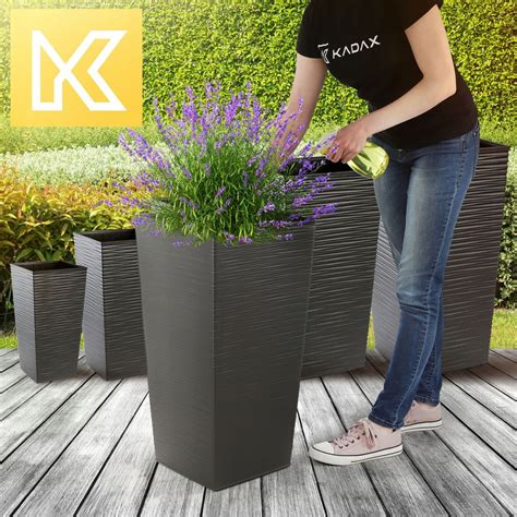 Rozmanitosť materiálov kvetináčov