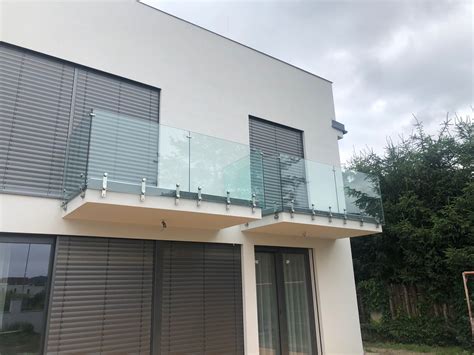 Sklenené zábradlie s bočnou montážou