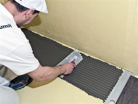 Detailné zobrazenie nanášania lepidla a rezania obkladu
