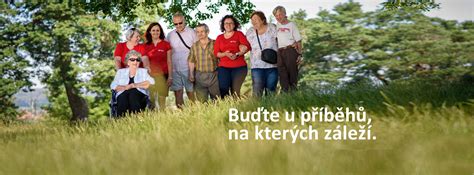 Rodina v teplom bazéne s dymiacim krbom v pozadí