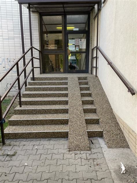 Kombinácia materiálov na schodisku