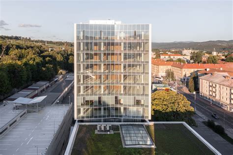 moderná celosklenená fasáda administratívnej budovy v mestskom prostredí
