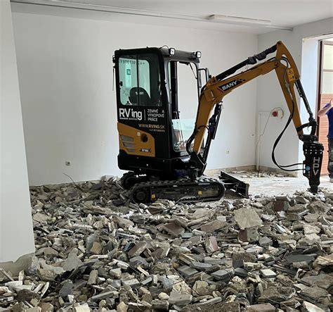 Minibager s hydraulickým búracím kladivom