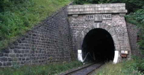 Fotografia železničného tunela Strečno