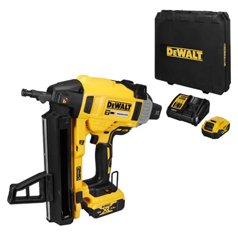 Použitie klincovačky DeWALT DCN890P2 na stavbe