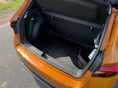 Nainštalovaný nový obklad kufra v Škoda Fabia