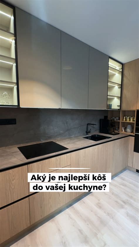Detail skleneného obkladu v modernej bielej kuchyni