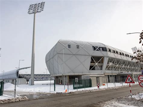 Aktuálny stav rekonštrukcie futbalového štadióna v Komárne