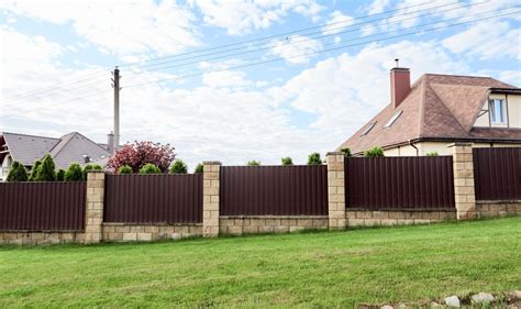 Rôzne typy a štýly oplotenia pre dom a záhradu