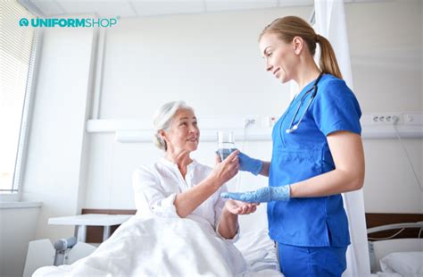 Sestra pomáha seniorovi s rehabilitáciou
