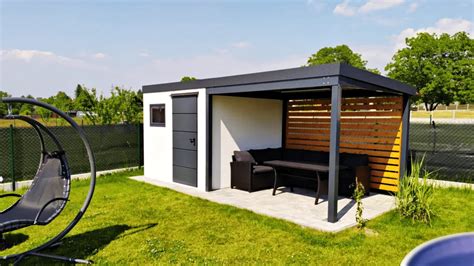 Záhradný domček s rôznymi typmi striech v prírodnom prostredí