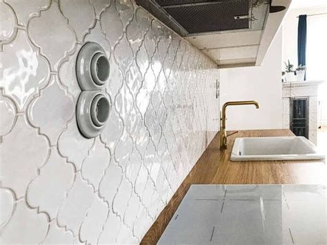 Biele a sivé obklady v interiéri