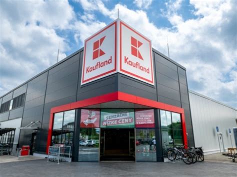 Zákazníci pred novootvorenou predajňou Kaufland v Nitre
