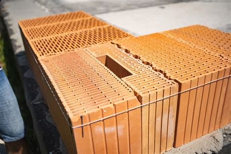 Ukladanie prvého radu tehál