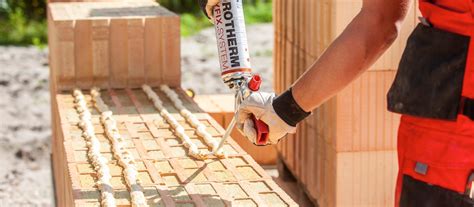 Nanášanie murovacej peny Porotherm Dryfix Extra