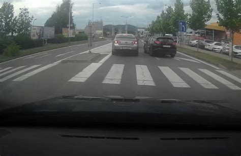 Dopravné zdržania a zúžené jazdné pruhy na Bajkalskej ulici počas rekonštrukcie