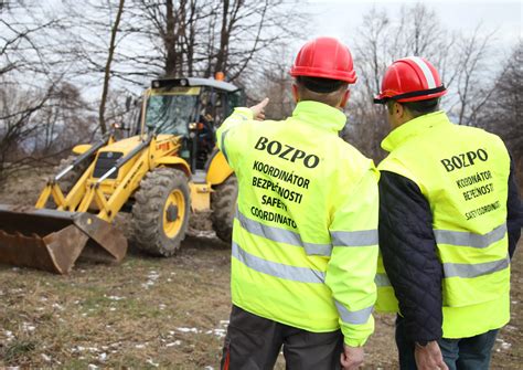 Ilustrácia ukotvenej schodiskovej veže na stavenisku