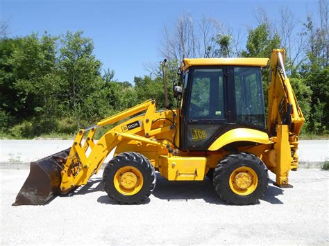 JCB 2CX s hydraulickým kladivom v akcii