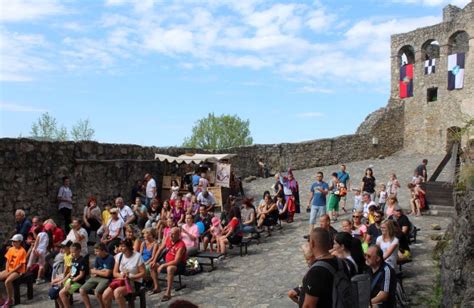 Návštevníci počas historického podujatia Hradné hry na vodnom hrade Štítnik