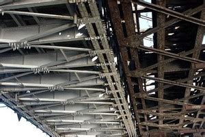 Detailný pohľad na poškodenú konštrukciu starého mosta