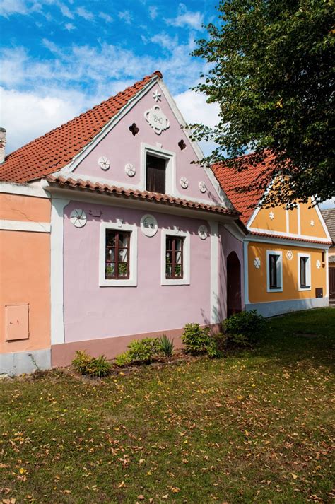 Fasáda s hrebenatou omietkou