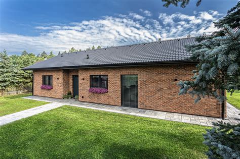 Žltá dlažba v harmónii s fasádou domu