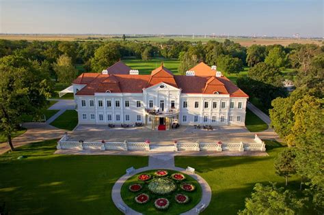 Art Hotel Kaštieľ Tomášov z vtáčej perspektívy