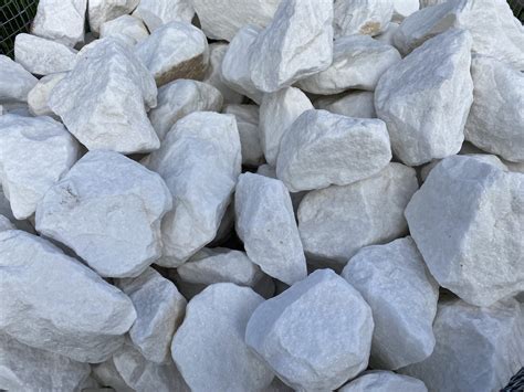 Rôzne materiály kúpeľňových dosiek (HPL, masív, kameň, mramor)