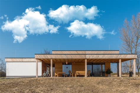 Udržateľná architektúra s modrou strechou