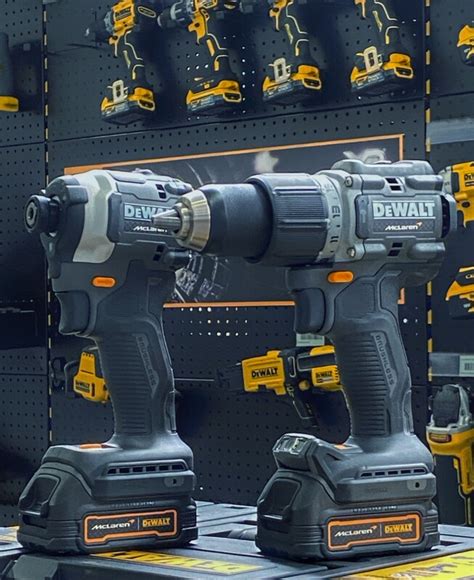 Logo značky DeWALT s výberom akumulátorových nástrojov