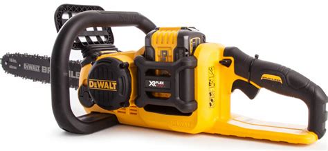 Aku reťazová píla DeWALT DCM565N pri práci s drevom