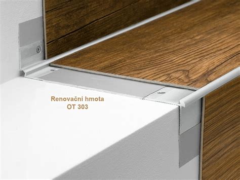 Detailné zobrazenie opravy odštiepenej hrany schodu pomocou opravárenskej malty