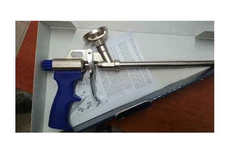 Detailný pohľad na aplikáciu nízkoexpanznej peny pomocou pištole