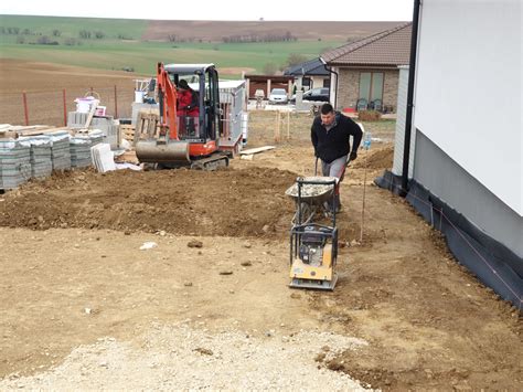 Výkop základov pre zámkovú dlažbu