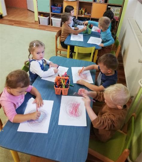 Deti hrajúce edukačnú hru na interaktívnej podlahe v triede