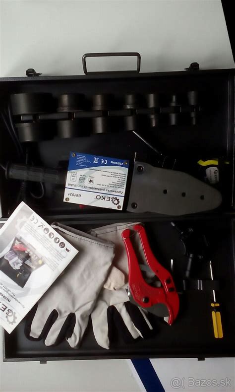 Detailný záber na polyfúznu zváračku pri práci s PPR potrubím