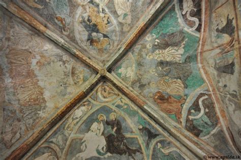 Interiér kostola Ludrová - Kút s nástennými maľbami