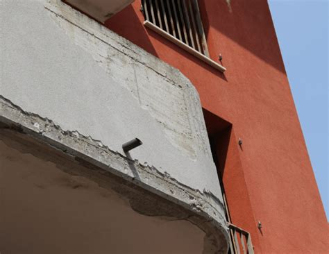 Poškodený povrch balkóna s prasklinami