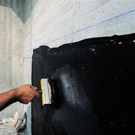 Aplikácia tekutej hydroizolácie valčekom