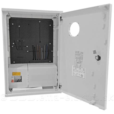 Typická elektromerová skriňa s hlavným ističom