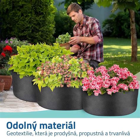 Záhon s okrúhliakmi a geotextíliou