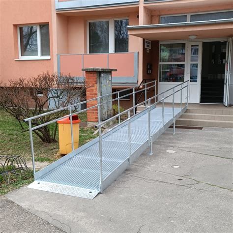 Šikmá rampa s bezpečným zábradlím pre prístupnosť v škôlke