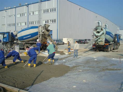 Proces metličkovania čerstvého betónu