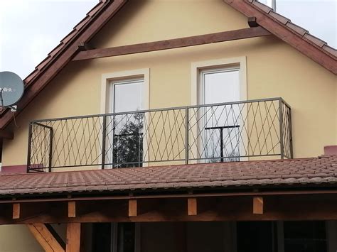 Oceľové zábradlie s výplňou z ťahokovu a dreveným madlom
