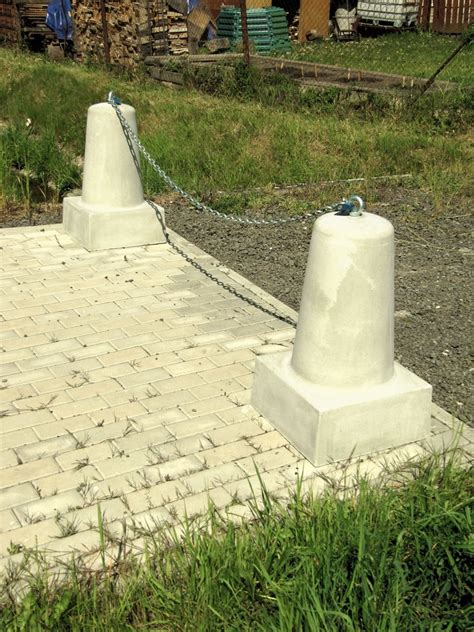 Betónové vinohradnícke stĺpiky v rade