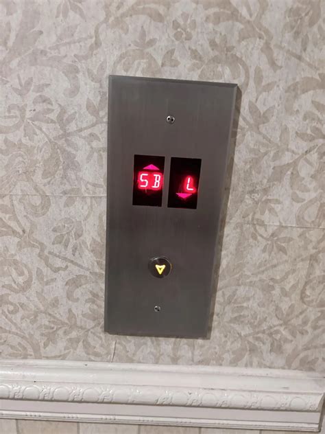 Prístupný ovládací panel výťahu s hmatovými symbolmi a Braillovým písmom