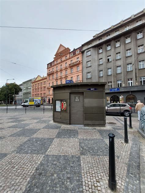 Bezbariérová toaleta s držiakmi a sklopnými opierkami
