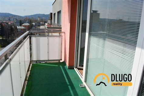 Príklad modernizovanej fasády s novými balkónmi